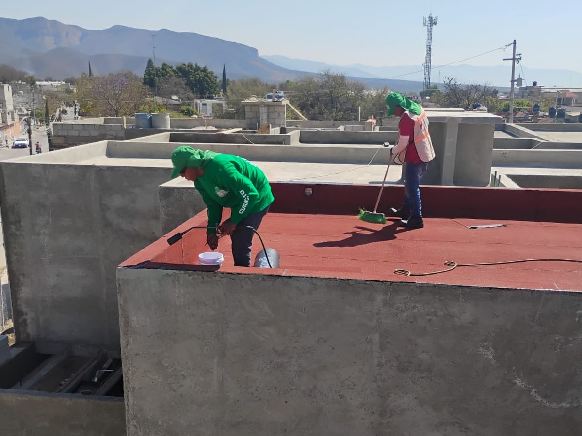Losa y pretiles de concreto en preparación antes de impermeabilizar