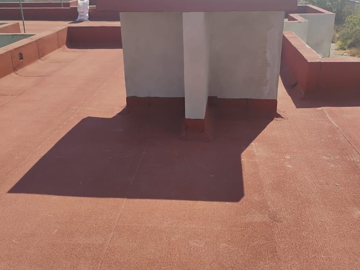 Azotea terminada con acabado en gravilla ceramizada y pretiles resueltos